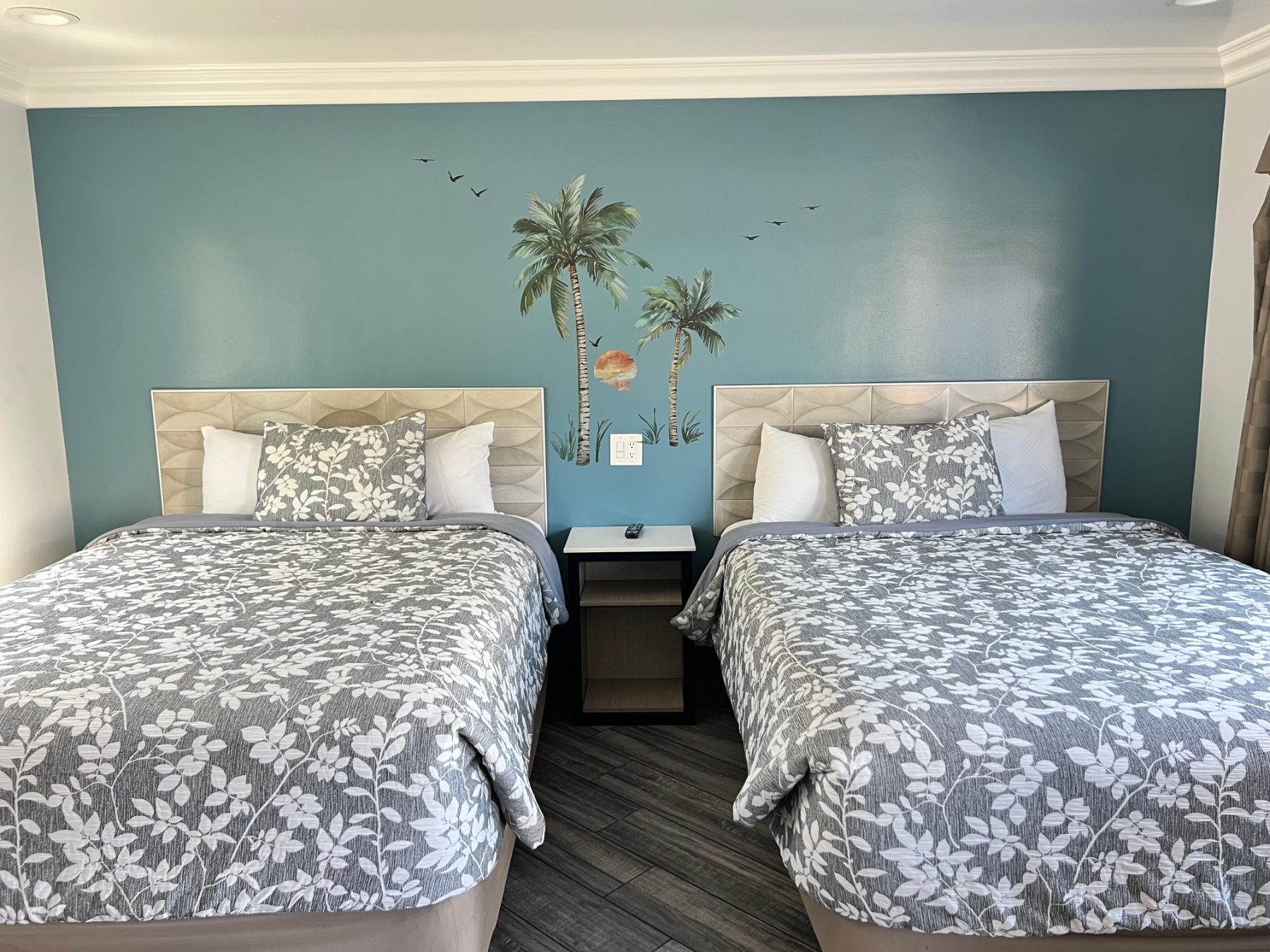 2 Queen beds picture