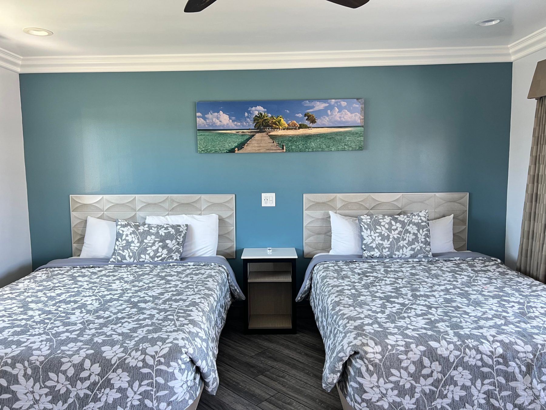 2 Queen beds picture