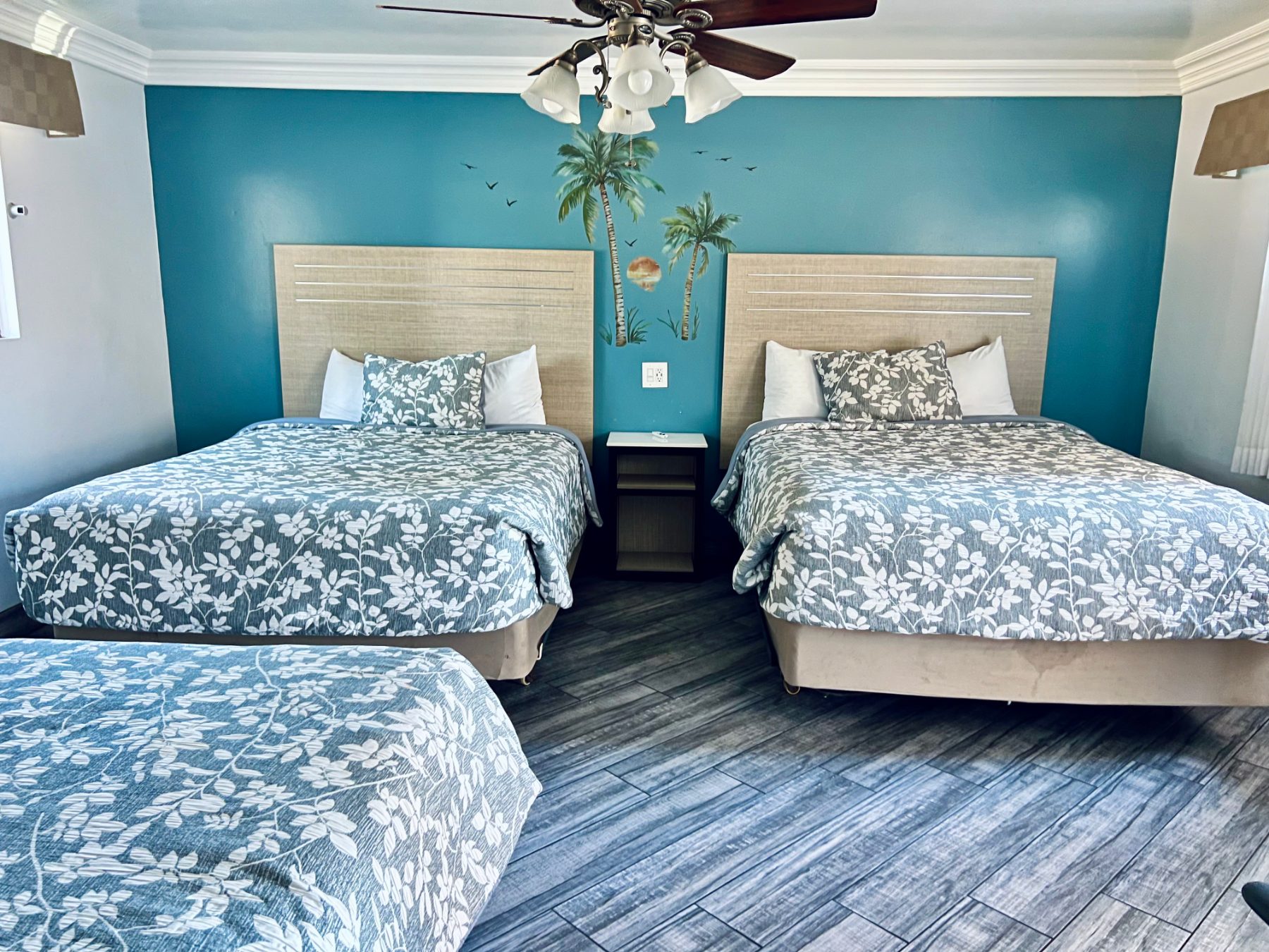 3 Queen Beds Picture